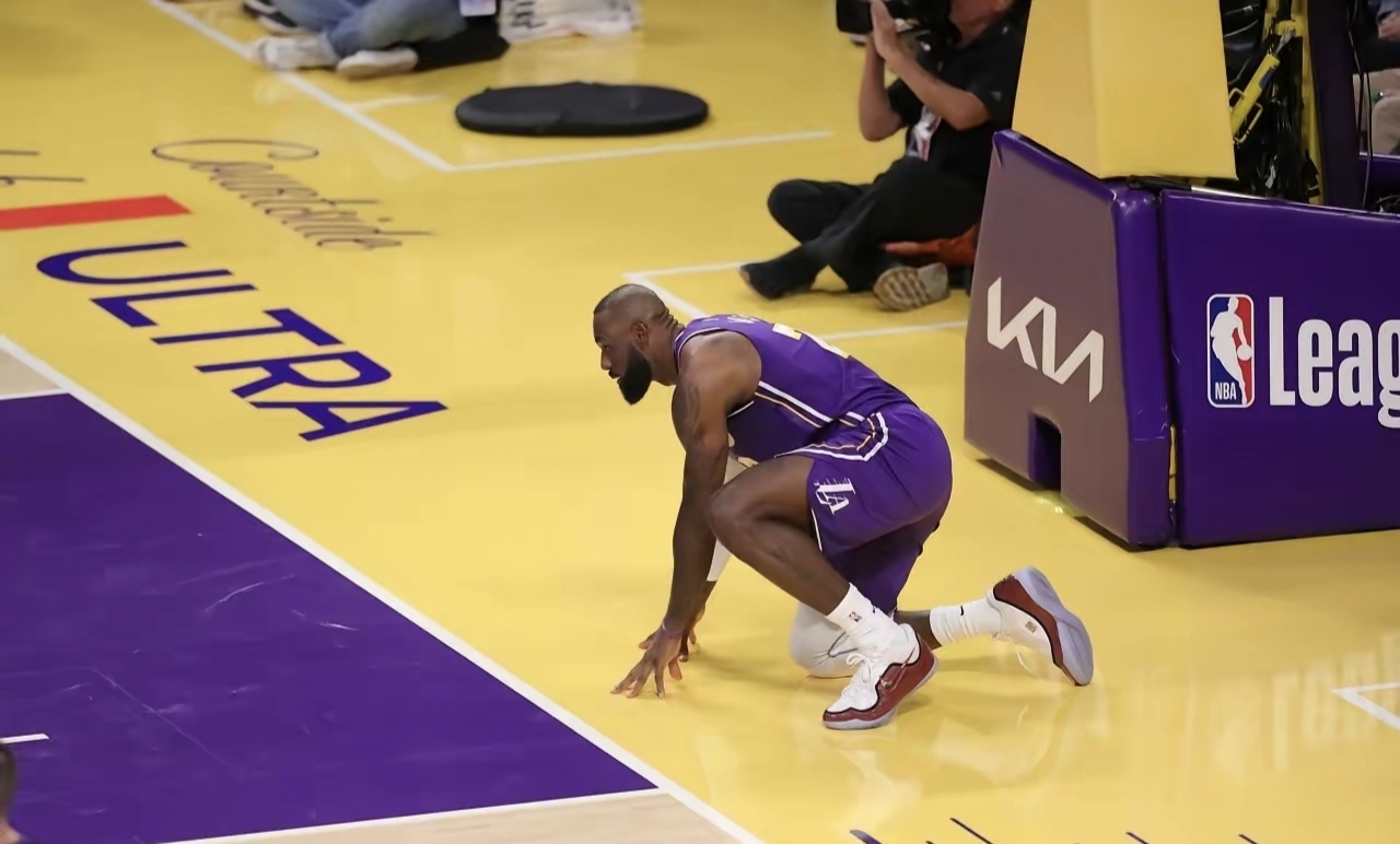 包含太狠了！詹姆斯连续二十场比赛得分超过刷新纪录里程碑夜切尔西篮板制胜，阿扎伦卡爆冷击败瑞士队的词条